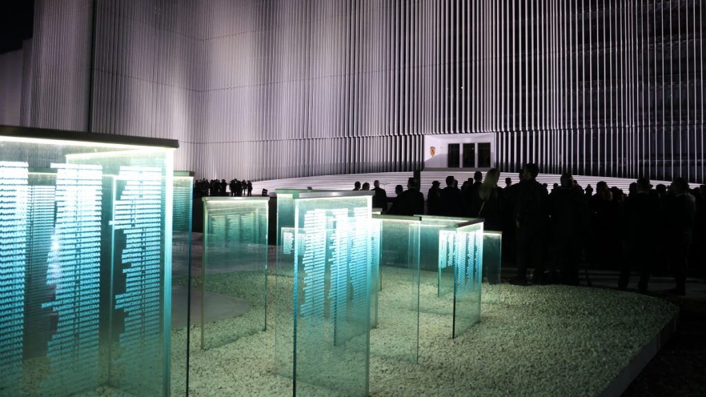 Υπουργείο Εθνικής Άμυνας: LIVE τα αποκαλυπτήρια της νέας βιοκλιματικής όψης του κεντρικού κτιρίου – Η ομιλία Μητσοτάκη