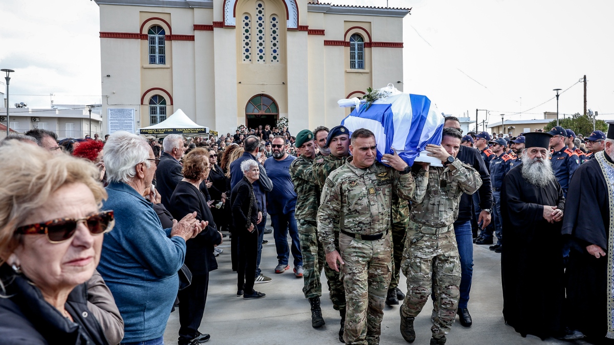 “Αθάνατος” φώναξαν στην κηδεία του 19χρονου οπλίτη στο Τυμπάκι – Τραγικές φιγούρες οι γονείς, ο συγκινητικός επικήδειος