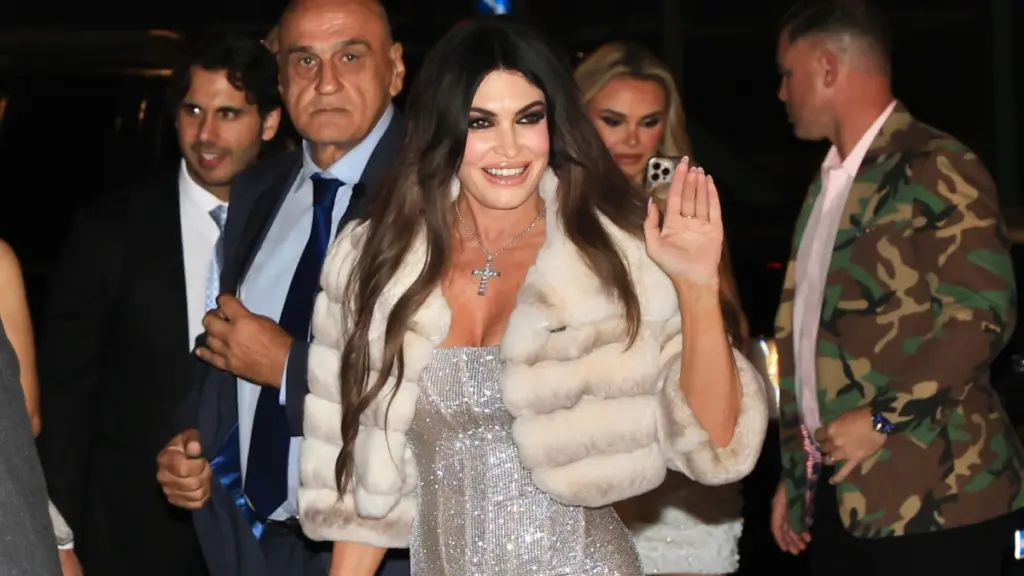Κίμπερλι Γκίλφοϊλ: Η εκθαμβωτική εμφάνιση και το συρτάκι στο πάρτι του Αργυρού – “Δεν θα απογοητεύσω την Ελλάδα” (βίντεο)