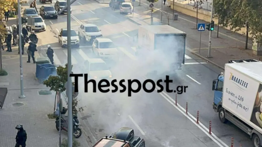Θεσσαλονίκη: Επεισόδια έξω από τα δικαστήρια πριν τη δίκη για τη δολοφονία Καμπανού στο Εφετείο – 2 συλλήψεις (βίντεο)