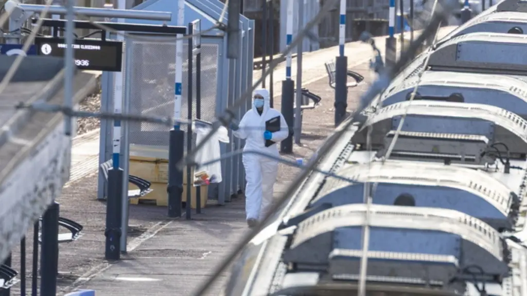 Βρετανία: Σε κρίσιμη κατάσταση ο εργαζόμενος-ήρωας που επενέβη στην επίθεση με μαχαίρι σε τρένο