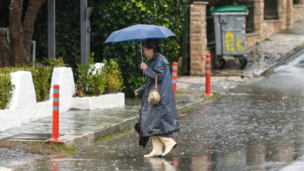 Επιδείνωση του καιρού με βροχές και καταιγίδες – Πού θα είναι ισχυρά τα φαινόμενα