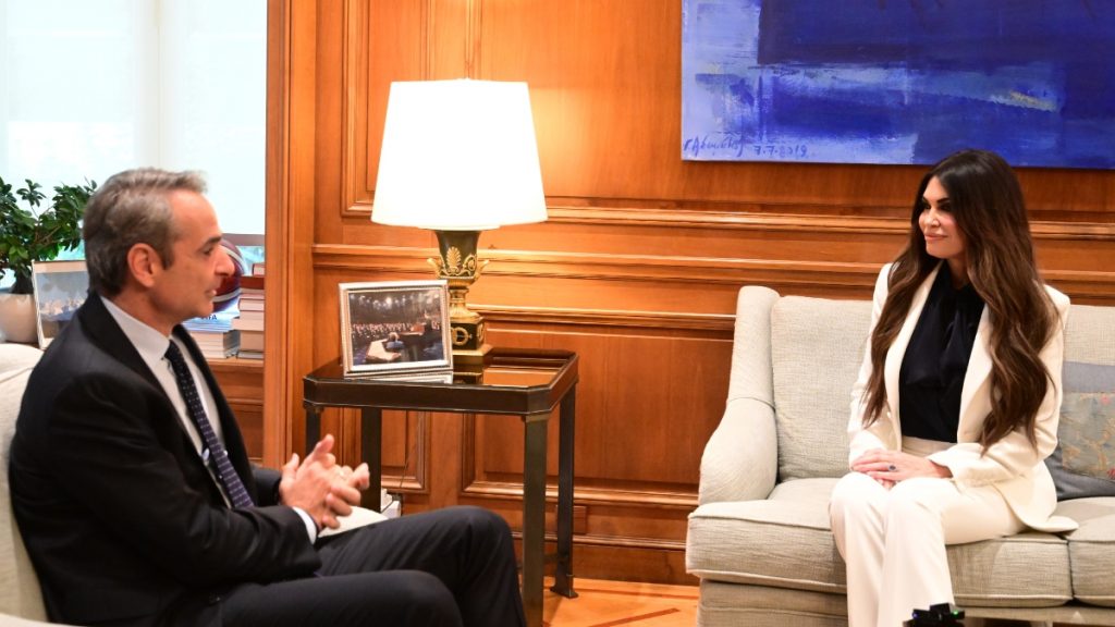 Κίμπερλι Γκίλφοϊλ: Στο Μαξίμου η νέα πρέσβης των ΗΠΑ – Συναντάται με τον Μητσοτάκη (βίντεο, φωτογραφίες)