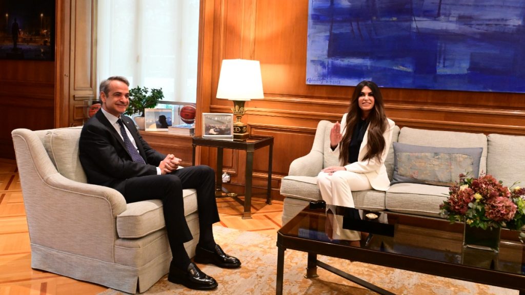 Κίμπερλι Γκίλφοϊλ: Στο Μαξίμου η νέα πρέσβης των ΗΠΑ – Συναντάται με τον Μητσοτάκη (βίντεο, φωτογραφίες)