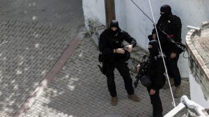 Μακελειό στα Βορίζια: Χρησιμοποιήθηκαν τουλάχιστον 3 τύποι όπλων – Πώς πυροβολήθηκε η 56χρονη