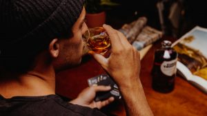 Όσοι πίνουν πολύ αλκοόλ κινδυνεύουν με πρόωρα και πιο σοβαρά εγκεφαλικά