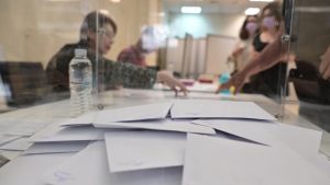 Δημοσκόπηση Interview: Πρώτη η ΝΔ, αλλά “χάνει” 4 περιφέρειες – Τι λένε οι πολίτες για ΕΛΤΑ και Τσίπρα