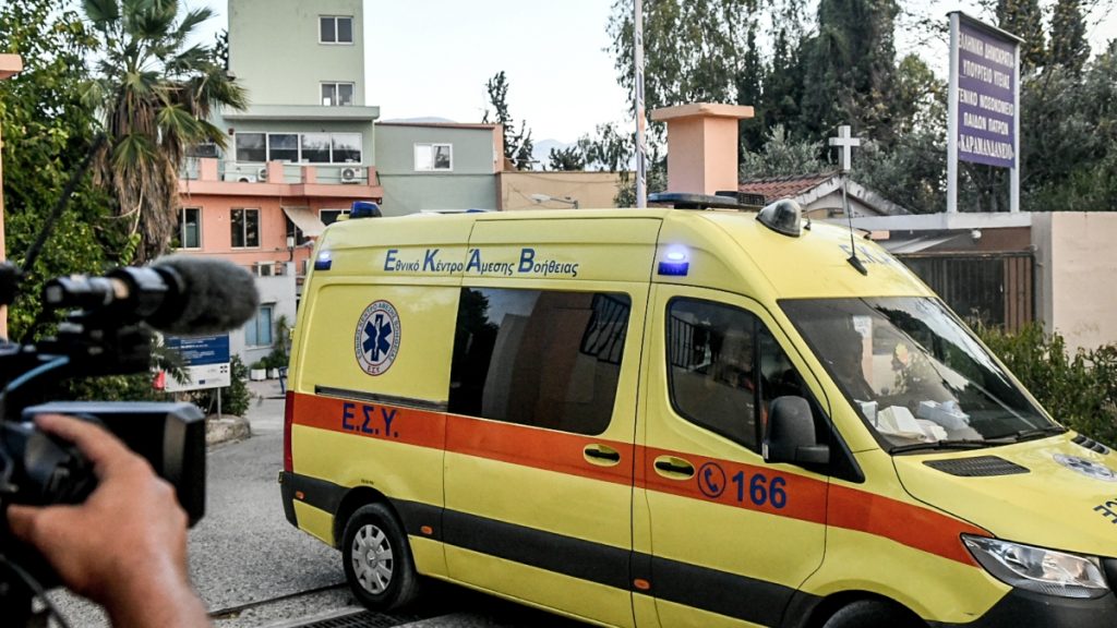 Τραγωδία στην Αχαΐα: Ο 3χρονος έπεσε από τη μάντρα αγκαλιά με τον 25χρονο – Από ανακοπή ο θάνατος του παιδιού