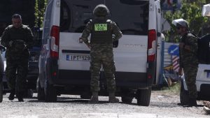 Καλλιθέα: Ολοκληρώθηκε η περισυλλογή των φιαλιδίων από το ΤΕΕΜ – Έληξαν τα αστυνομικά μέτρα