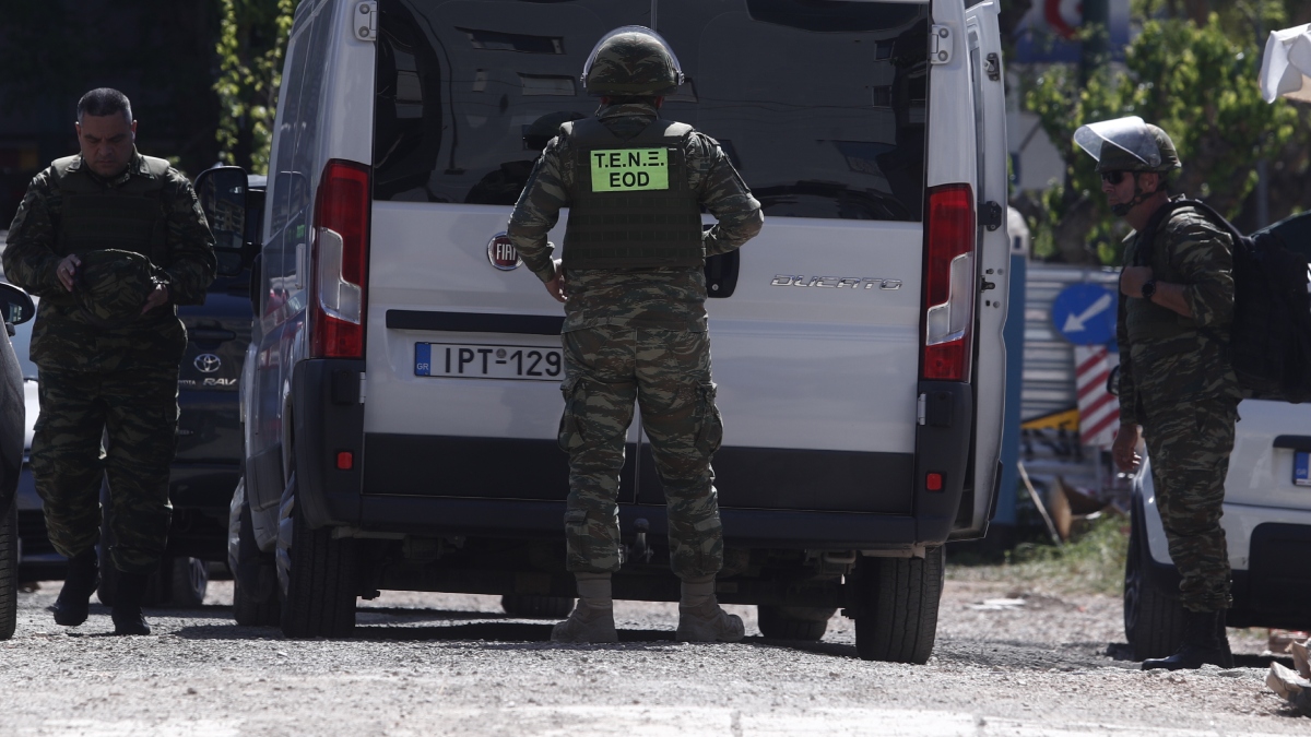 Καλλιθέα: Ολοκληρώθηκε η περισυλλογή των φιαλιδίων από το ΤΕΕΜ – Έληξαν τα αστυνομικά μέτρα