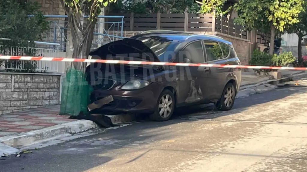 Συναγερμός στη Νίκαια: Πυρπόλησαν το αυτοκίνητο σωφρονιστικού υπαλλήλου – Βρέθηκε και χειροβομβίδα στην αυλή του (Εικόνες)