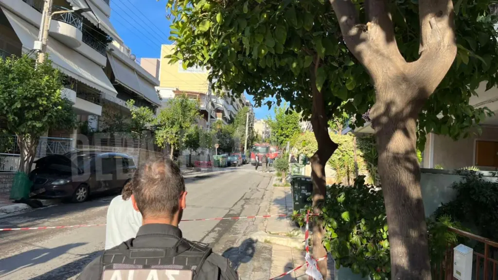 Νίκαια: Χωρίς περόνη η χειροβομβίδα που βρέθηκε έξω από το σπίτι του σωφρονιστικού υπαλλήλου – Τι ερευνούν οι Αρχές (Εικόνες)