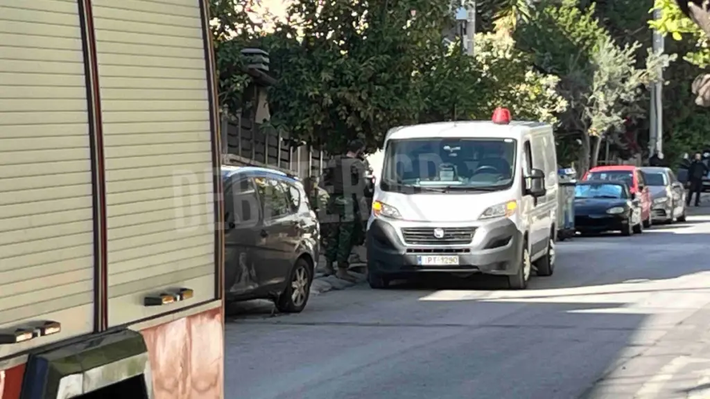 Νίκαια: Ποιος ήθελε να στείλει “μήνυμα” στον σωφρονιστικό υπάλληλο; Και ο στρατός στην επιχείρηση για τη χειροβομβίδα (Εικόνες)