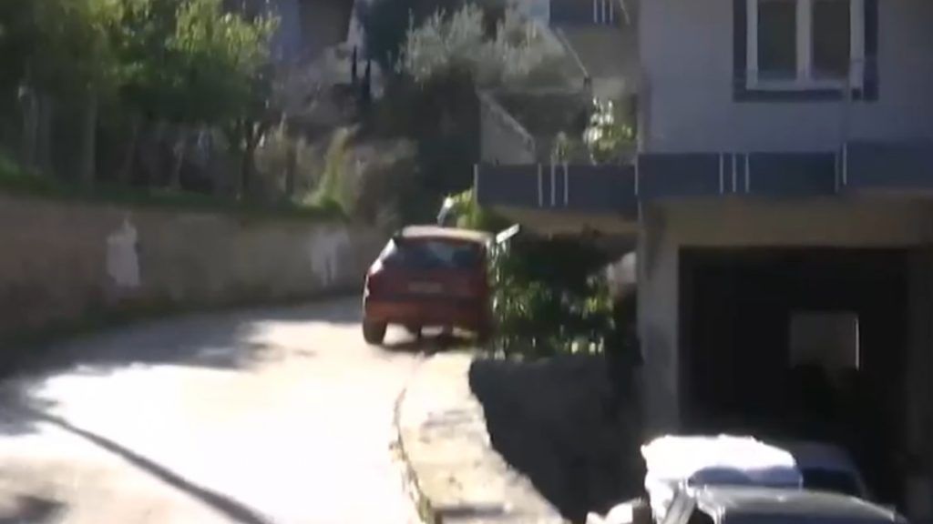 Αχαΐα: Ο θείος χτύπησε σε γωνία, ζαλίστηκε κι έπεσε από τη μάντρα αγκαλιά με τον 3χρονο – Ανείπωτος πόνος για τον μικρό Ανδρέα