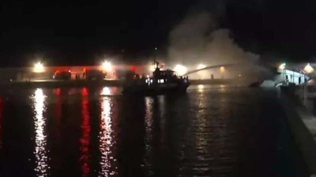 Μαρίνα Ζέας: Στις φλόγες τέσσερα σκάφη – Βυθίστηκαν τα δύο (βίντεο)