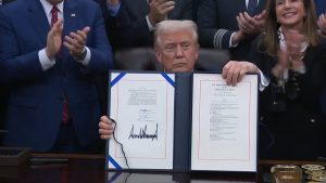 ΗΠΑ: Τέλος το shutdown ύστερα από 43 ημέρες – Ο Τραμπ υπέγραψε τη συμφωνία στο Οβάλ Γραφείο, τι προβλέπει