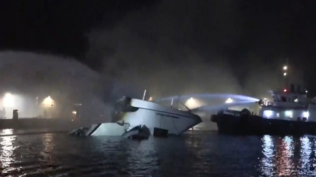 Μαρίνα Ζέας: Στις φλόγες τέσσερα σκάφη – Βυθίστηκαν τα δύο (βίντεο)