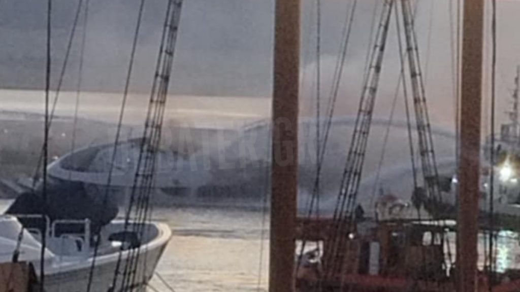 Μαρίνα Ζέας: Στις φλόγες τέσσερα σκάφη – Βυθίστηκαν τα τρία (βίντεο)