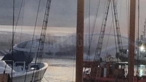 Μαρίνα Ζέας: Στις φλόγες τέσσερα πολυτελή σκάφη – Βυθίστηκαν τα τρία (βίντεο)