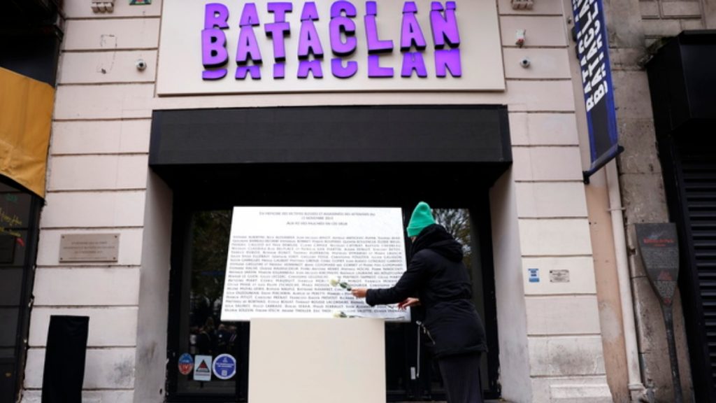 Δέκα χρόνια από το Μπατακλάν, η Γαλλία αποτίει φόρο τιμής στα 132 θύματα των επιθέσεων της 13ης Νοεμβρίου (βίντεο)
