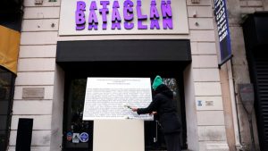 Δέκα χρόνια από το Μπατακλάν, η Γαλλία αποτίει φόρο τιμής στα 132 θύματα των επιθέσεων της 13ης Νοεμβρίου (βίντεο)