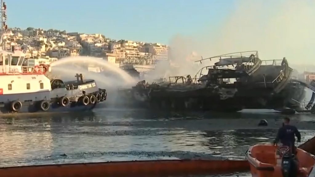 Μαρίνα Ζέας: Πώς ξεκίνησε η φωτιά που έκαψε και βύθισε τα 4 πολυτελή γιοτ (φωτογραφίες, βίντεο)