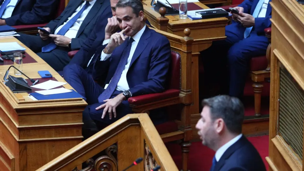 Βουλή: Μετωπική σύγκρουση Μητσοτάκη – Ανδρουλάκη με αιχμή την ακρίβεια – Τα “όπλα” του πρωθυπουργού