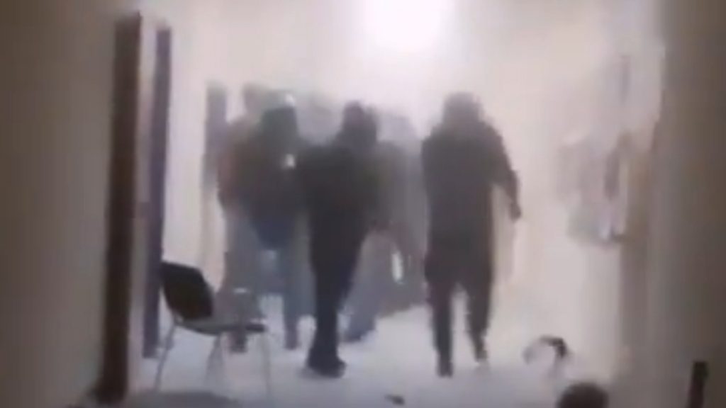 Πολυτεχνείο: Βίντεο από τα επεισόδια μεταξύ αναρχικών ομάδων και μελών της ΑΡ.Α.Σ. – Γεωργιάδης: “Ντροπή τους!”