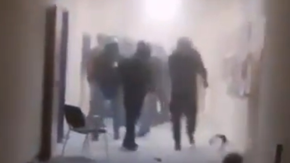 Πολυτεχνείο: Βίντεο από τα επεισόδια μεταξύ αναρχικών ομάδων και μελών της ΑΡ.Α.Σ. – Γεωργιάδης: “Ντροπή τους!”