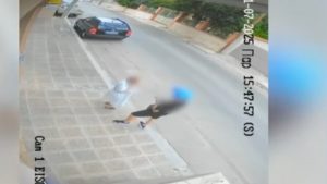 Νέα βίντεο από το κύκλωμα με τις απάτες, ηλικιωμένη βγήκε στον δρόμο για να δώσει χρυσαφικά – Πώς “ξέπλεναν” το μαύρο χρήμα