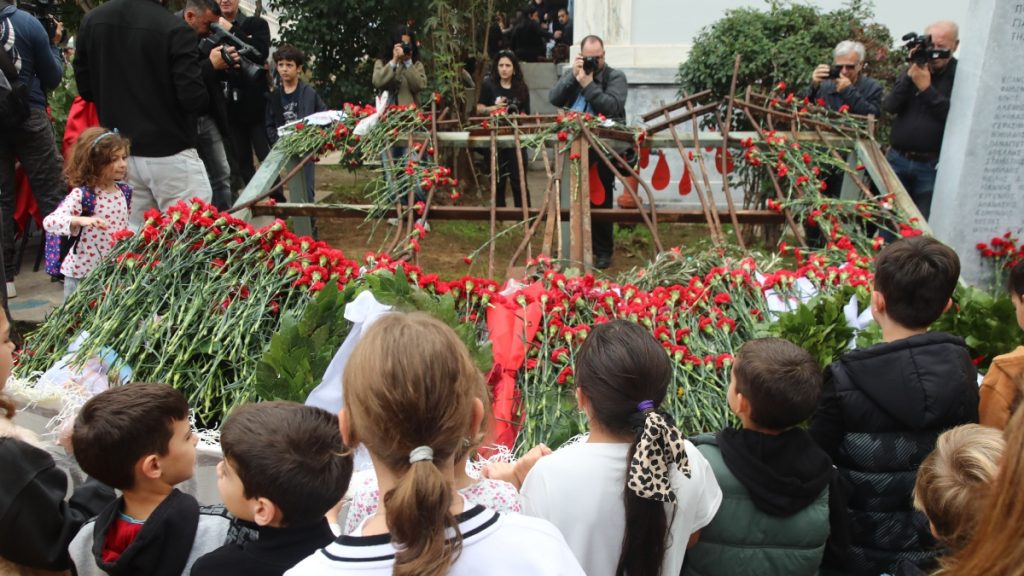 Πλήθος κόσμου στο Πολυτεχνείο: Μικροί και μεγάλοι αφήνουν λουλούδια, στεφάνια και ζωγραφιές στο μνημείο (Εικόνες)