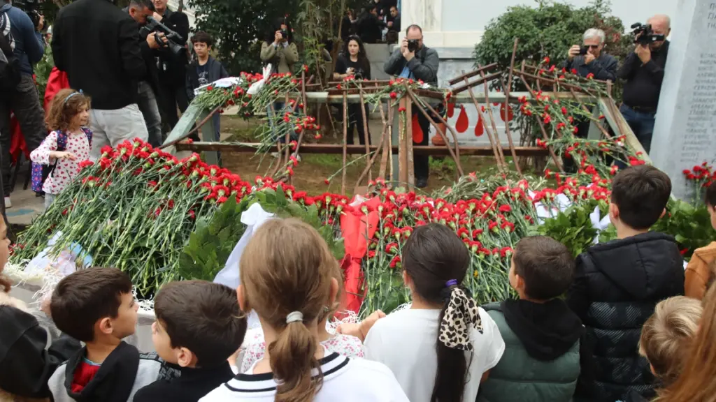 Πλήθος κόσμου στο Πολυτεχνείο: Μικροί και μεγάλοι άφησαν λουλούδια, στεφάνια και ζωγραφιές στο μνημείο (Εικόνες)