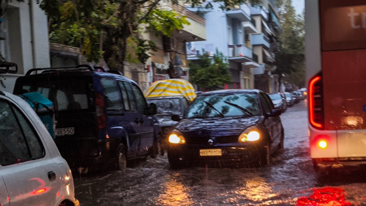 Καιρός: Έκτακτο δελτίο επιδείνωσης – Έρχονται ισχυρές βροχές και καταιγίδες, ποιες περιοχές θα επηρεαστούν