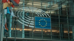 Φθινοπωρινές οικονομικές προβλέψεις Κομισιόν: Ανάπτυξη 2,1% το 2025 και 2,2% το 2026 στην Ελλάδα