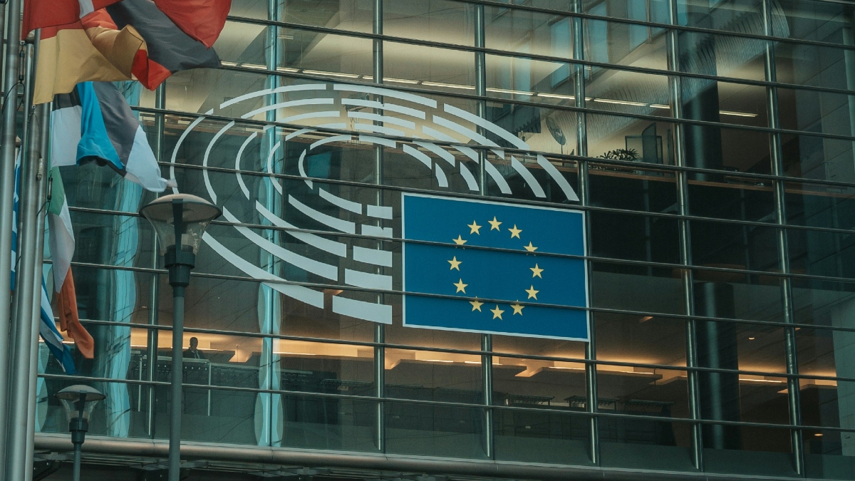 Φθινοπωρινές οικονομικές προβλέψεις Κομισιόν: Ανάπτυξη 2,1% το 2025 και 2,2% το 2026 στην Ελλάδα