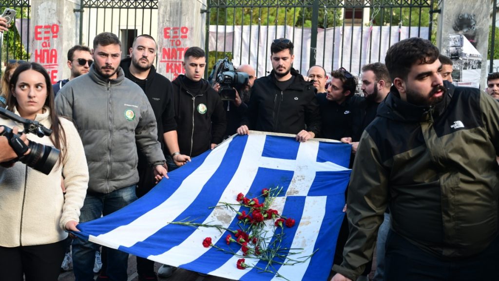 Πολυτεχνείο 2025: Σε εξέλιξη η μεγάλη πορεία, στην κορυφή η αιματοβαμμένη σημαία – 19 προληπτικές προσαγωγές και μία σύλληψη