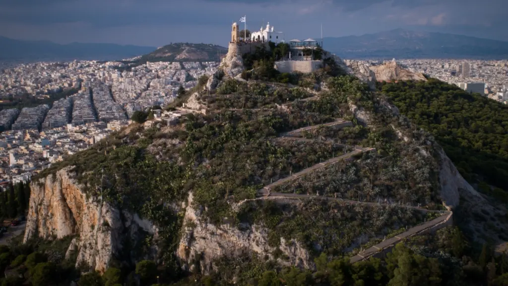 Η Airbnb χρηματοδοτεί την ανάπλαση του Λόφου του Λυκαβηττού