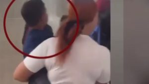 Σοκ στο μετρό Μοναστηράκι: Παιδί καπνίζει ηλεκτρονικό τσιγάρο στην αγκαλιά της μητέρας του (Βίντεο)