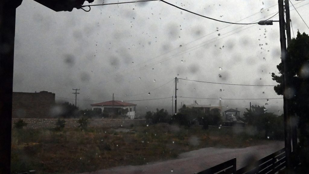 Καιρός σήμερα: Επιμένουν τα έντονα φαινόμενα σε Ιόνιο, Ήπειρο και Αιτωλοακαρνανία – Υποχωρεί η θερμοκρασία