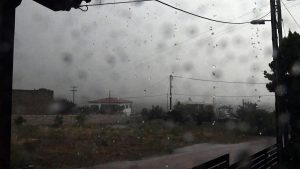 Καιρός σήμερα: Επιμένουν τα έντονα φαινόμενα σε Ιόνιο, Ήπειρο και Αιτωλοακαρνανία – Υποχωρεί η θερμοκρασία