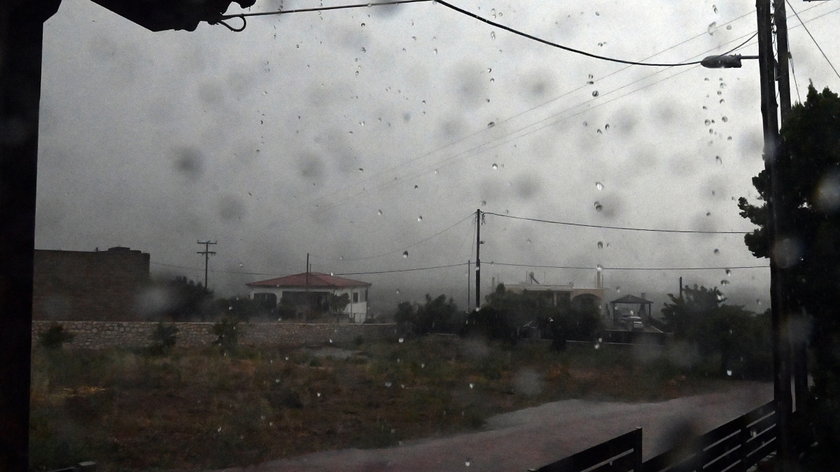 Καιρός σήμερα: Επιμένουν τα έντονα φαινόμενα σε Ιόνιο, Ήπειρο και Αιτωλοακαρνανία – Υποχωρεί η θερμοκρασία