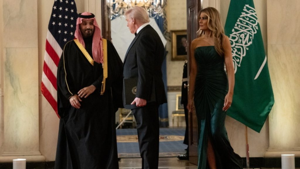 Μελάνια Τραμπ σε σμαραγδί στράπλες – Εντυπωσιακή εμφάνιση στο δείπνο με τον μπιν Σαλμάν