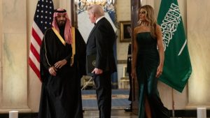 Μελάνια Τραμπ σε σμαραγδί στράπλες – Εντυπωσιακή εμφάνιση στο δείπνο με τον μπιν Σαλμάν