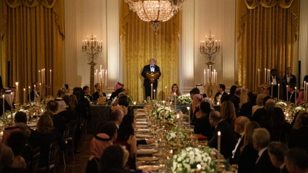 Όσα έγιναν στο επίσημο δείπνο Τραμπ με τον πρίγκιπα Σαλμάν – Μασκ και Ρονάλντο ανάμεσα στους καλεσμένους (βίντεο)