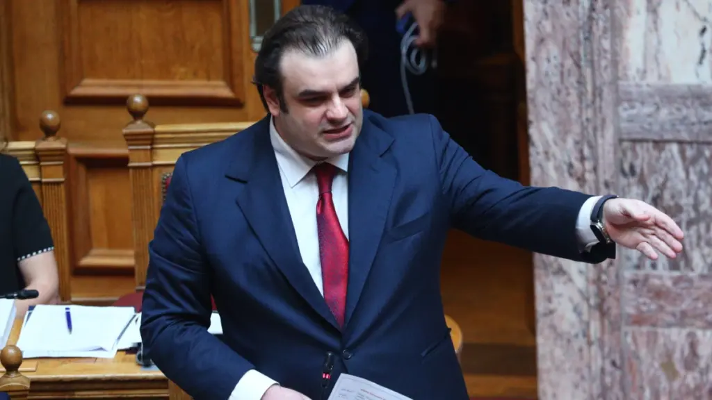 Κατατίθεται στη Βουλή ο νέος προϋπολογισμός – Πρόβλεψη για ανάπτυξη 2,4% το 2026 και μέτρα στήριξης 1,76 δισ. ευρώ