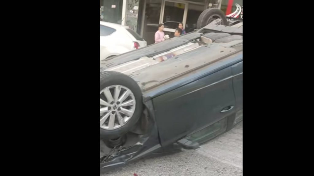 Γαλάτσι: Αυτοκίνητο προσέκρουσε σε σταθμευμένο όχημα και τούμπαρε (βίντεο)