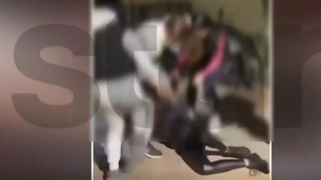 Σοκάρει το βίντεο με τον άγριο ξυλοδαρμό έφηβης από 4 κορίτσια – Την κλωτσούσαν με μανία ακόμα και στο κεφάλι