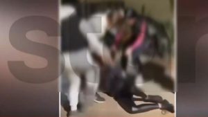 Σοκάρει το βίντεο με τον άγριο ξυλοδαρμό έφηβης από 4 κορίτσια – Την κλωτσούσαν με μανία ακόμα και στο κεφάλι