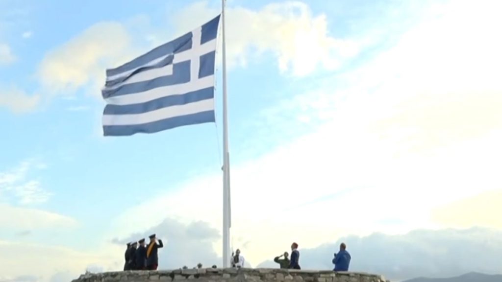 Ημέρα των Ενόπλων Δυνάμεων: Η στιγμή έπαρσης της ελληνικής σημαίας στην Ακρόπολη (βίντεο)
