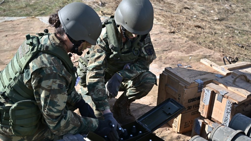 Σε διαβούλευση το νομοσχέδιο για τη νέα δομή των Ενόπλων Δυνάμεων – Τι αλλάζει σε εκπαίδευση, θητεία και εφεδρεία